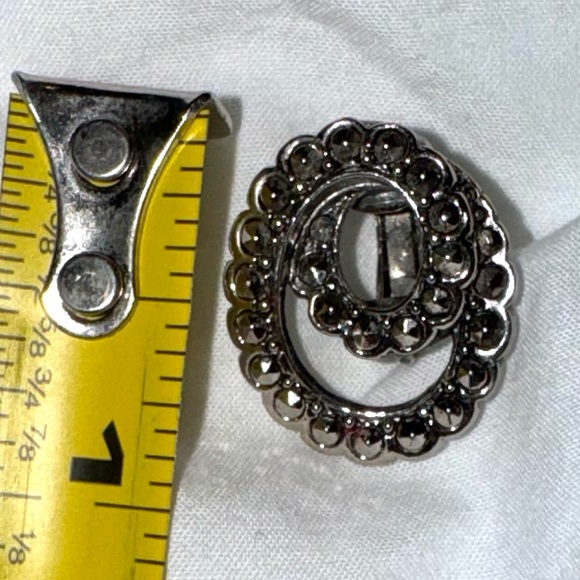 Vintage AVON silver Marcasite clip on swirl earrings - Picture 5 of 13
